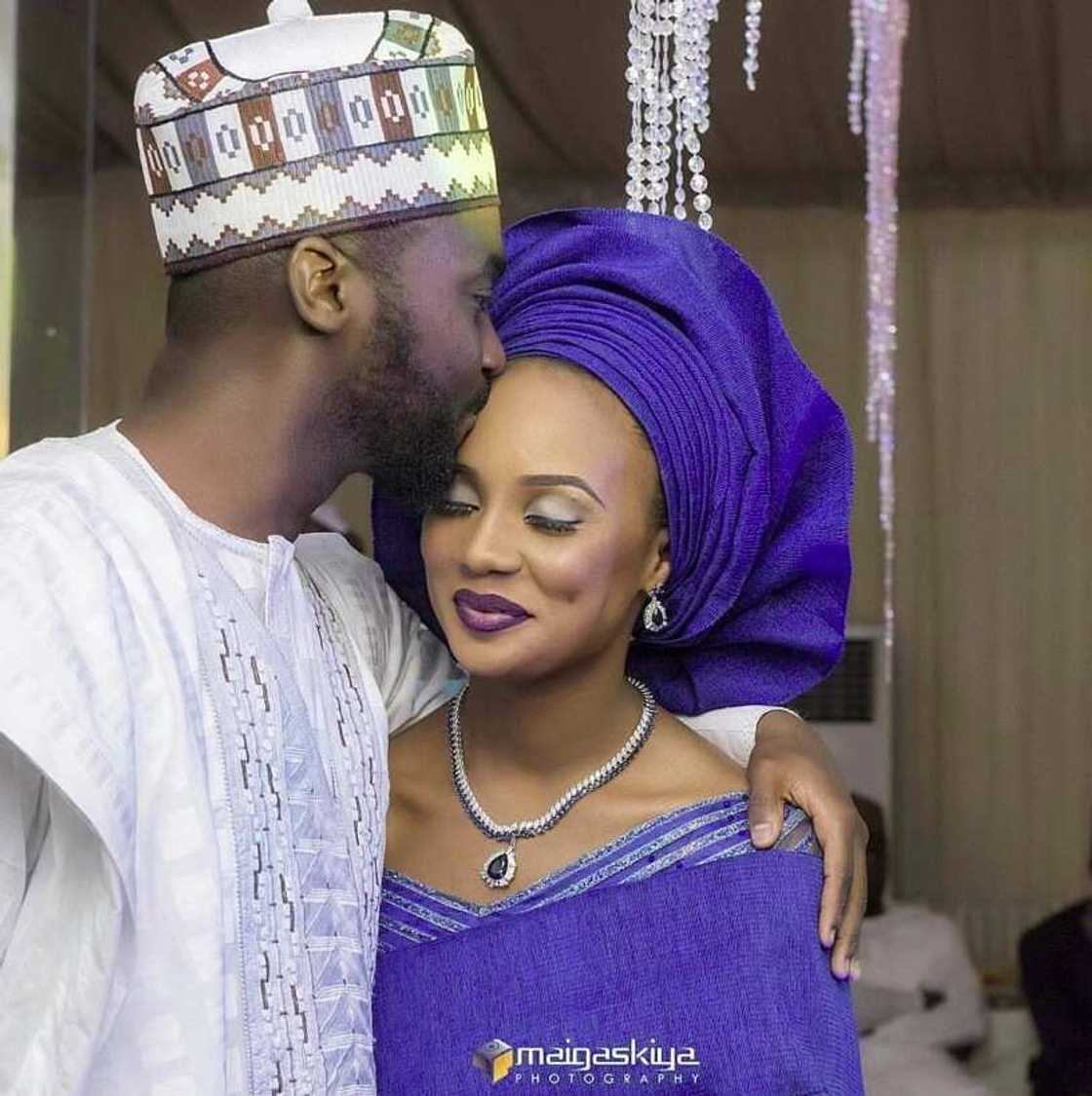 Hanyoyi 5 da mace zata mallaki miji cikin sauki Hanyoyi 5 da mace zata mallaki miji cikin sauki