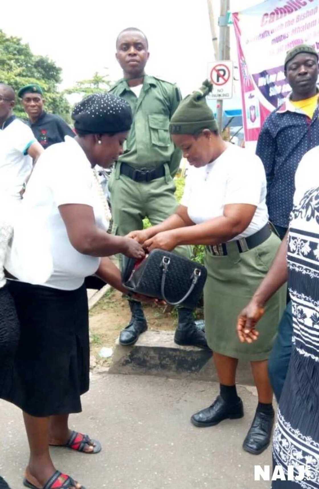 Yanzu Yanzu: Mabiya addinin Katolika, maza da mata na gudanar da zanga-zanga a Lagas kan kisan da akeyiwa kiristocin a kasar (hotuna) Yanzu Yanzu: Mabiya addinin Katolika, maza da mata na gudanar da zanga-zanga a Lagas kan kisan da akeyiwa kiristocin a kasar (hotuna)