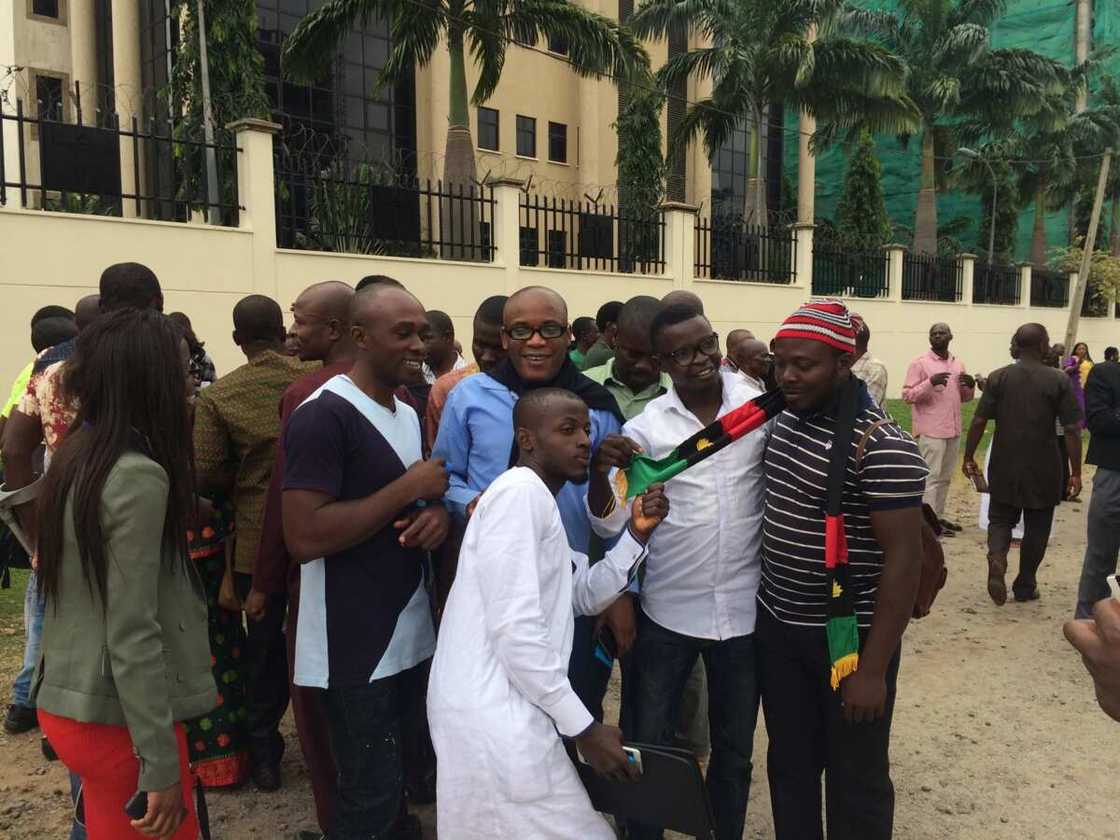 Nnamdi kanu, mother and supporters appear in court today (video) Nnamdi kanu, mother and supporters appear in court today (video)