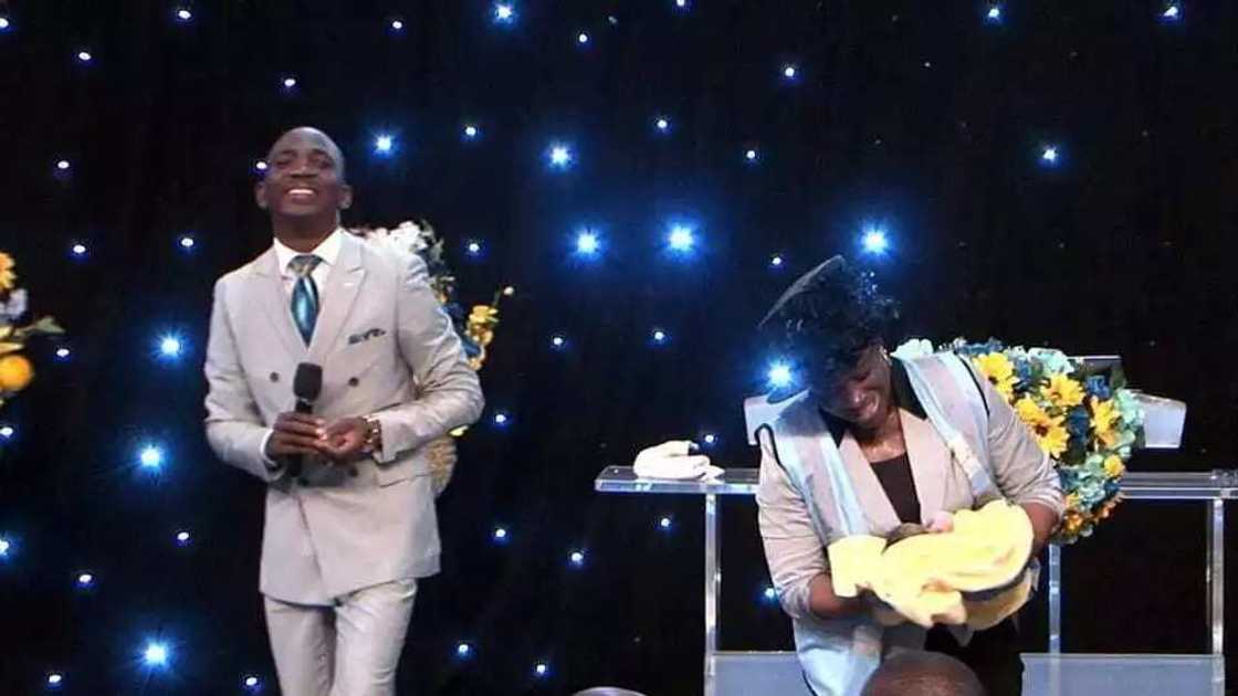 Wata mata ta haifi yarinya alokacin da ake gudanar da addu'a Wata mata ta haifi yarinya alokacin da ake gudanar da addu'a