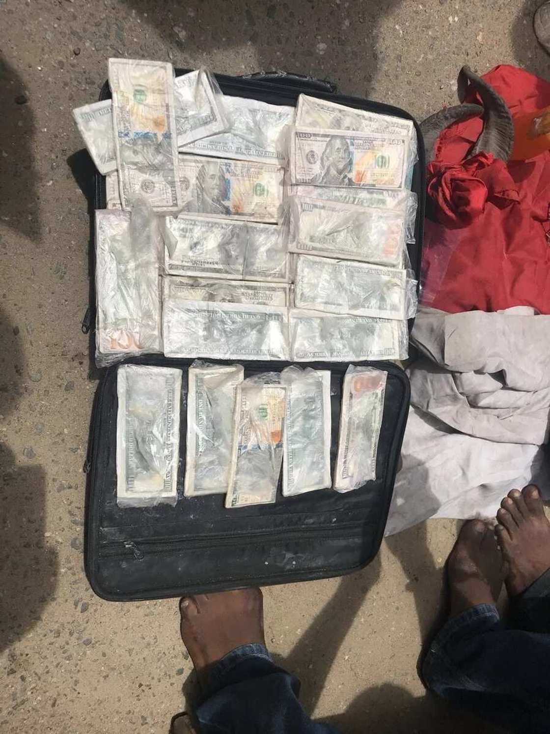 Wasu ‘yan wala-wala sun fada komar ‘yan sanda, an samu miliyoyin Dalar Amurka a wurin su (Hotuna) Wasu ‘yan wala-wala sun fada komar ‘yan sanda, an samu miliyoyin Dalar Amurka a wurin su (Hotuna)