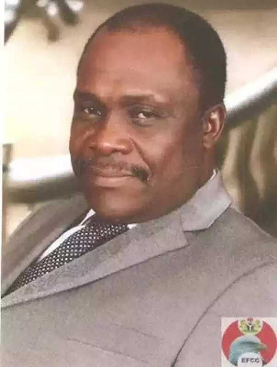 Jerin sunayen mutanen da hukumar EFCC ke nema ruwa a jallo Jerin sunayen mutanen da hukumar EFCC ke nema ruwa a jallo