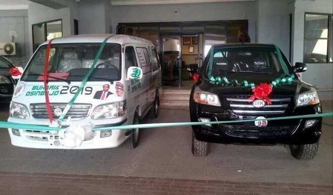 Innoson donates 2 vehicles to support Buhari for 2019 (photo) Innoson donates 2 vehicles to support Buhari for 2019 (photo)