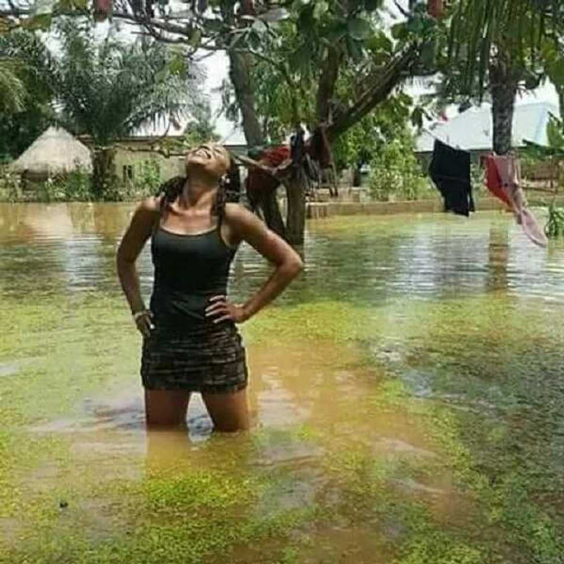 Young lady strikes a pose in front of her house as flood overtakes it in Benue state (photos) Young lady strikes a pose in front of her house as flood overtakes it in Benue state (photos)