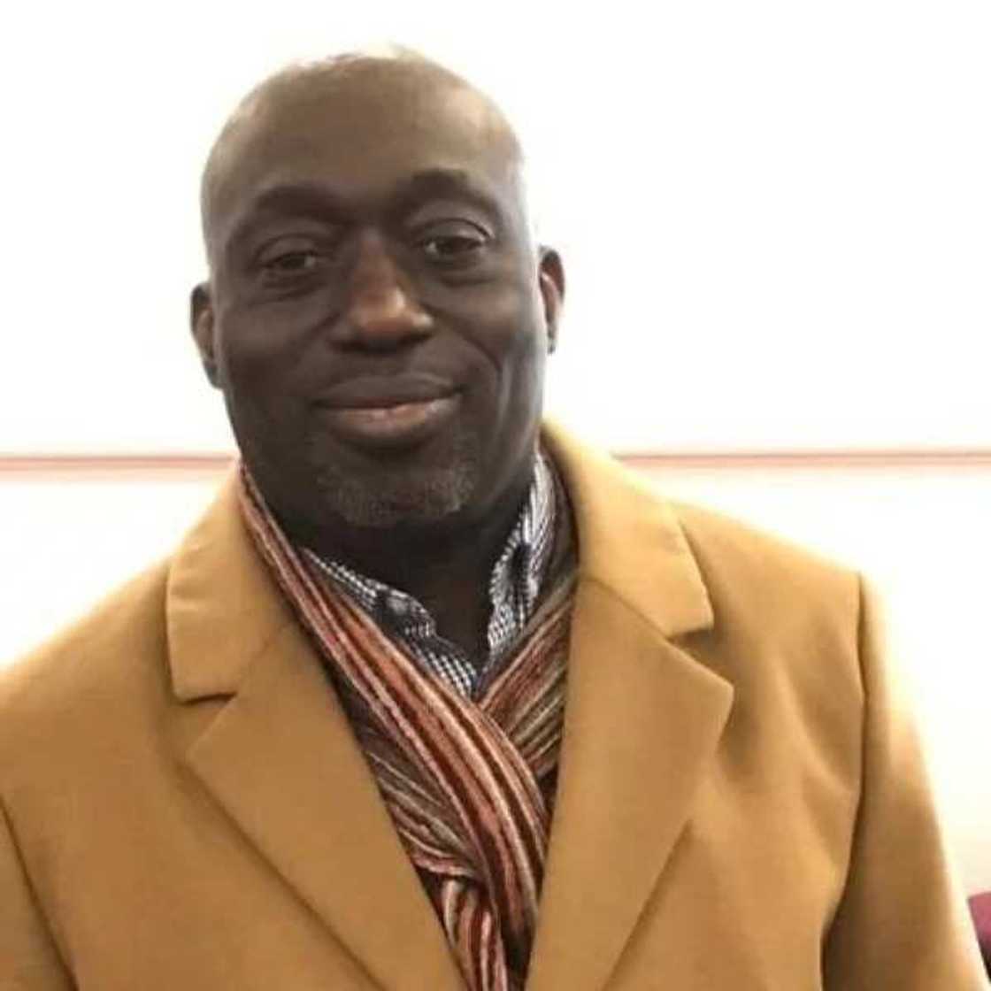 Locking your phone in your spouse absence is a yahoo arrangement - Man rants on Twitter Locking your phone in your spouse absence is a yahoo arrangement - Man rants on Twitter