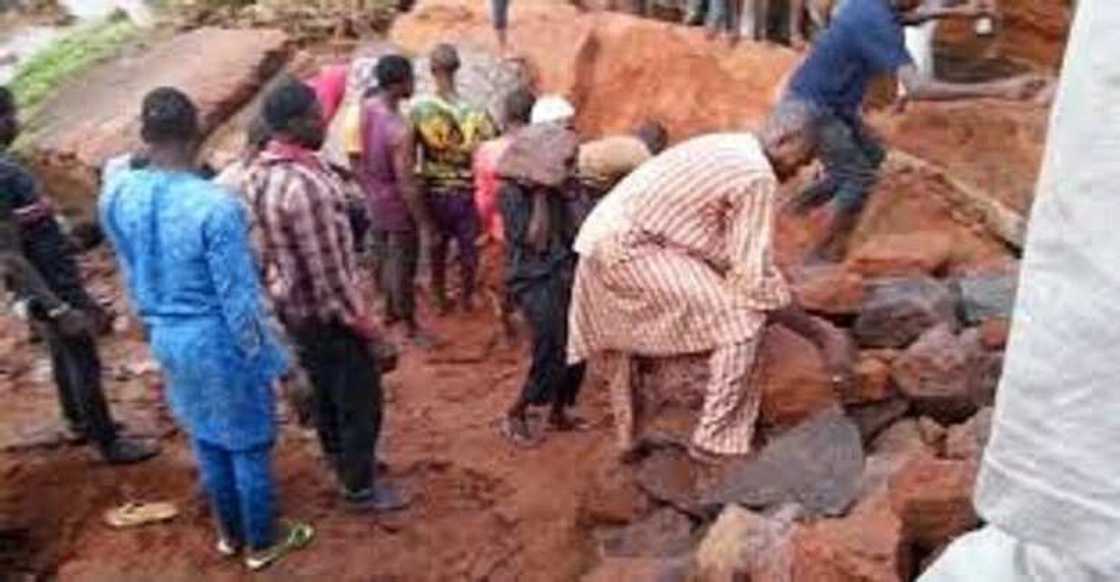 Fashola, ministan ayyuka, yayi bayanan kokarin gaggawa kan gadar Wukari da ta fado Fashola, ministan ayyuka, yayi bayanan kokarin gaggawa kan gadar Wukari da ta fado