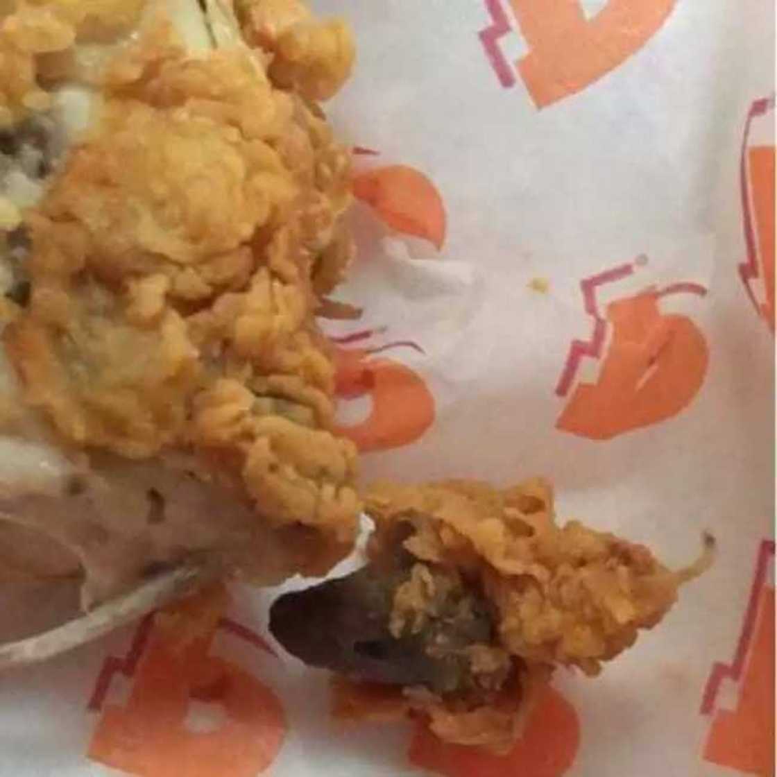 Abinda ta samu a gasashshiyar kaza ya tayar mata da hankali Abinda ta samu a gasashshiyar kaza ya tayar mata da hankali