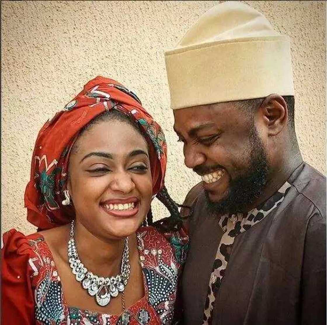 Hotunan jarumin dandalin Kannywood tare da matarsa inda yake narkar da zuciyar ta da kalamun soyayya Hotunan jarumin dandalin Kannywood tare da matarsa inda yake narkar da zuciyar ta da kalamun soyayya