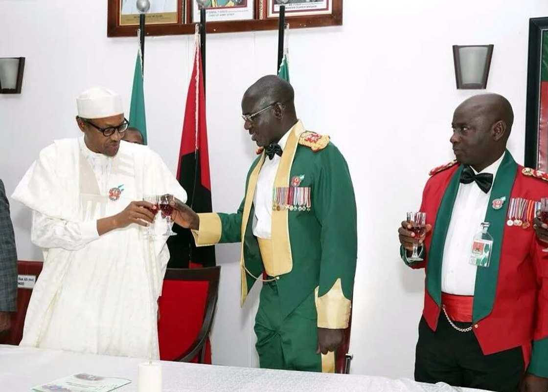 Buhari ya fatattaki Sojoji daga Villa Buhari ya fatattaki Sojoji daga Villa