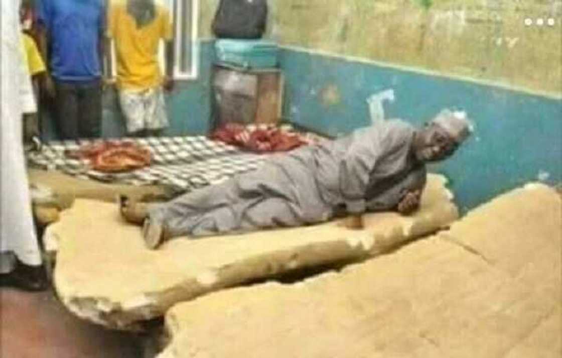 Abubuwan ban mamaki da yan siyasa keyi kafin zabe (hotuna) Abubuwan ban mamaki da yan siyasa keyi kafin zabe (hotuna)