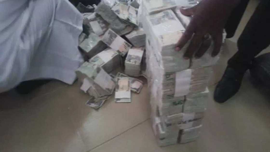 BREAKING: EFCC intercepts cash at Kaduna airport BREAKING: EFCC intercepts cash at Kaduna airport