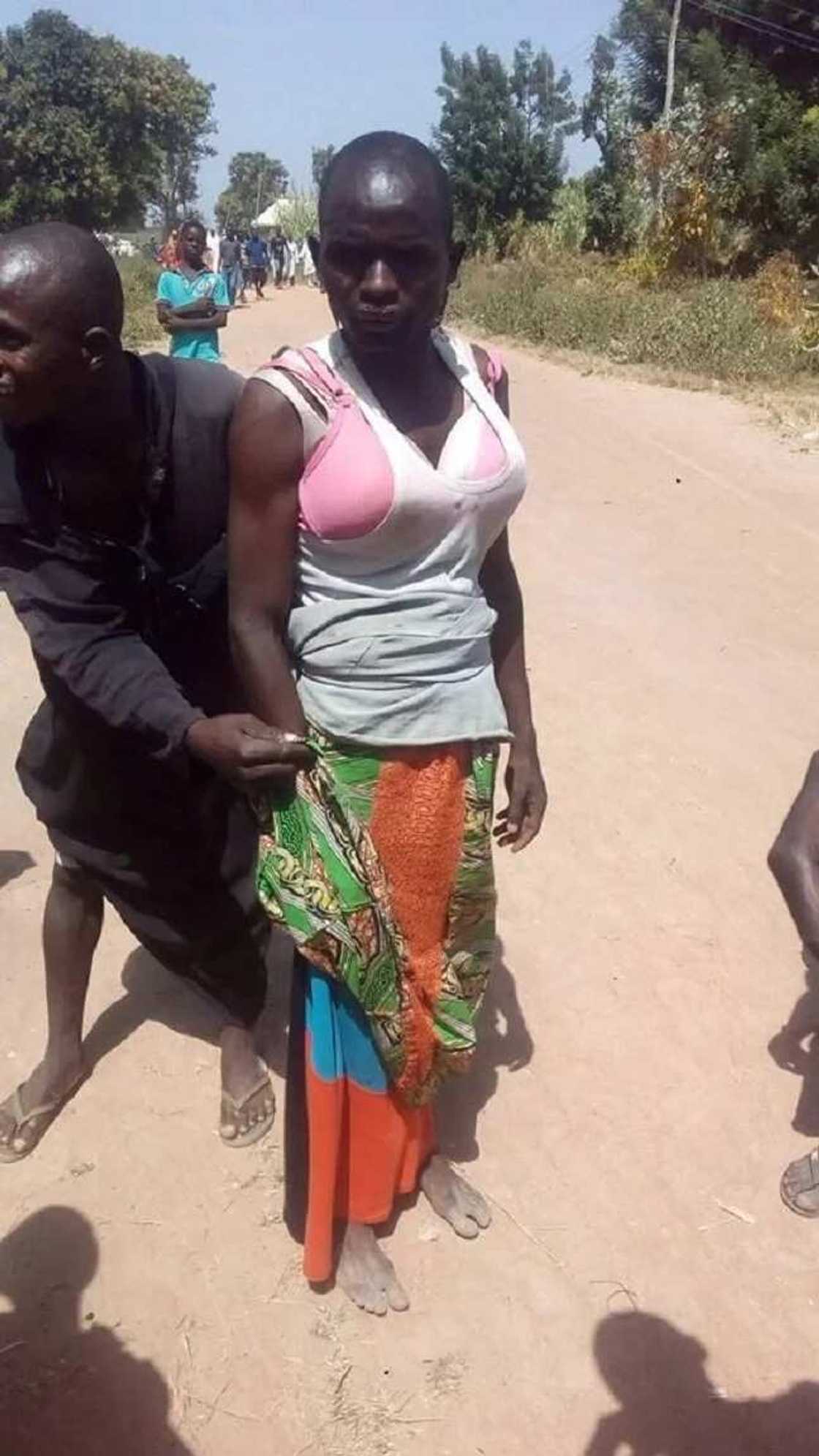 Wani Ɗan-Daudu dake yaudarar samari ya shiga hannu a garin MInna, kalli yadda aka kwashe Wani Ɗan-Daudu dake yaudarar samari ya shiga hannu a garin MInna, kalli yadda aka kwashe