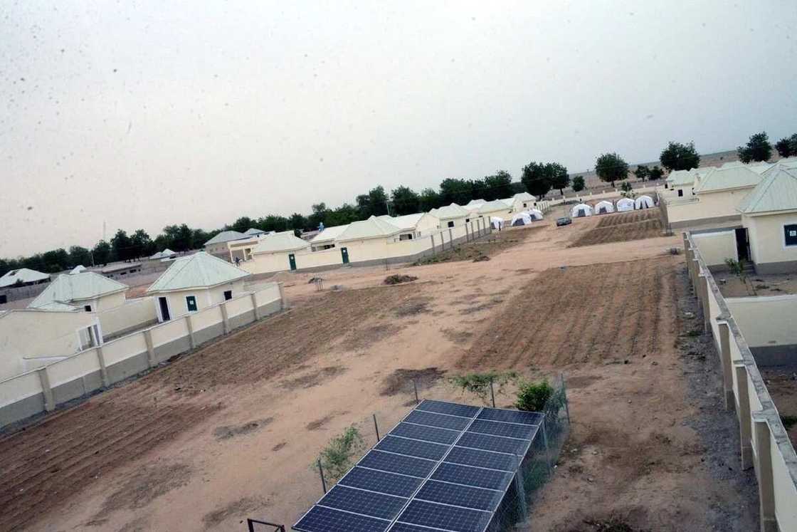 Dangote ya kaddamar da rukunin gidaje 200 da ya ginawa ‘yan gudun hijira a Maiduguri, duba hotunan Dangote ya kaddamar da rukunin gidaje 200 da ya ginawa ‘yan gudun hijira a Maiduguri, duba hotunan