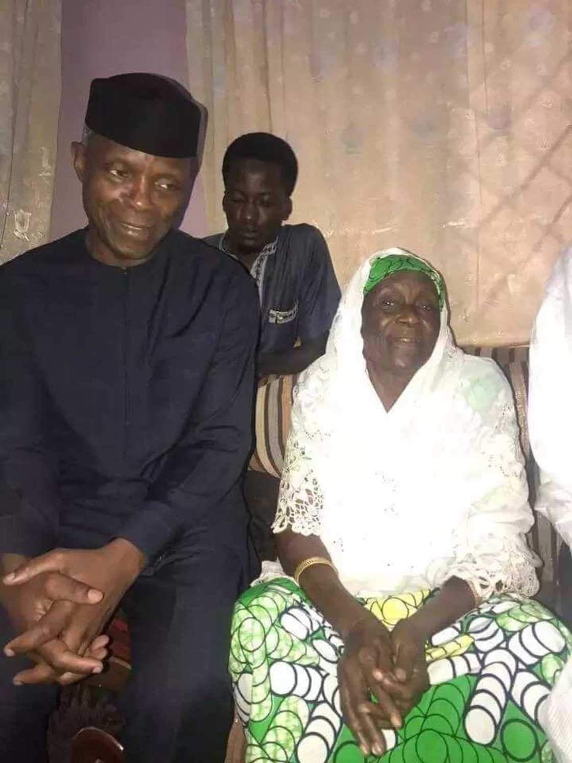 Osinbajo, Ganduje da Masari sun ziyarci yayar Buhari a Daura, hotuna Osinbajo, Ganduje da Masari sun ziyarci yayar Buhari a Daura, hotuna
