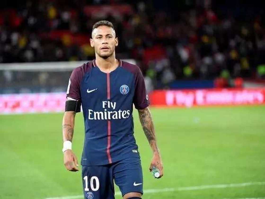 PSG star Neymar hangs out with son and girlfriend PSG star Neymar hangs out with son and girlfriend