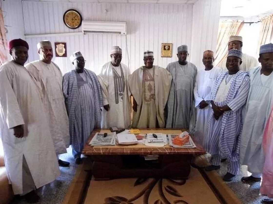 Hotuna: Gwamna Tambuwal ya ziyarci Shagari da tsofafin gwamnonin jihar sokoto Hotuna: Gwamna Tambuwal ya ziyarci Shagari da tsofafin gwamnonin jihar sokoto