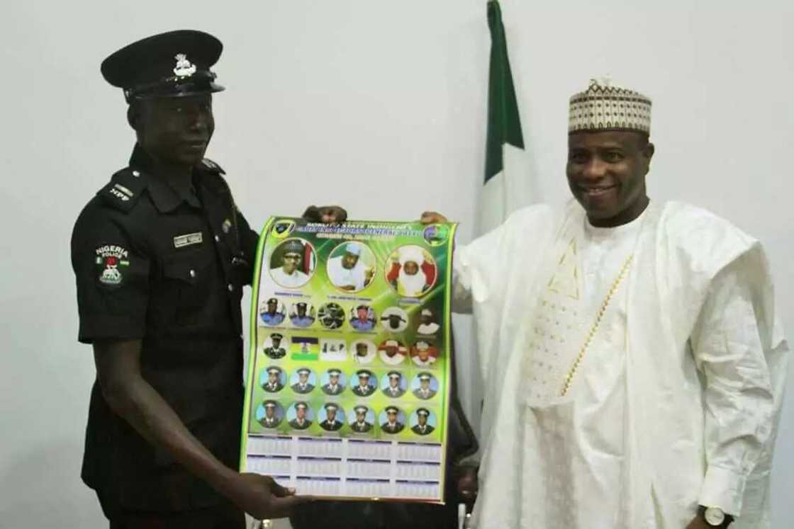 Tambuwal ya karrama sabbin 'yan sanda 'yan asalin jihar Sokoto Tambuwal ya karrama sabbin 'yan sanda 'yan asalin jihar Sokoto