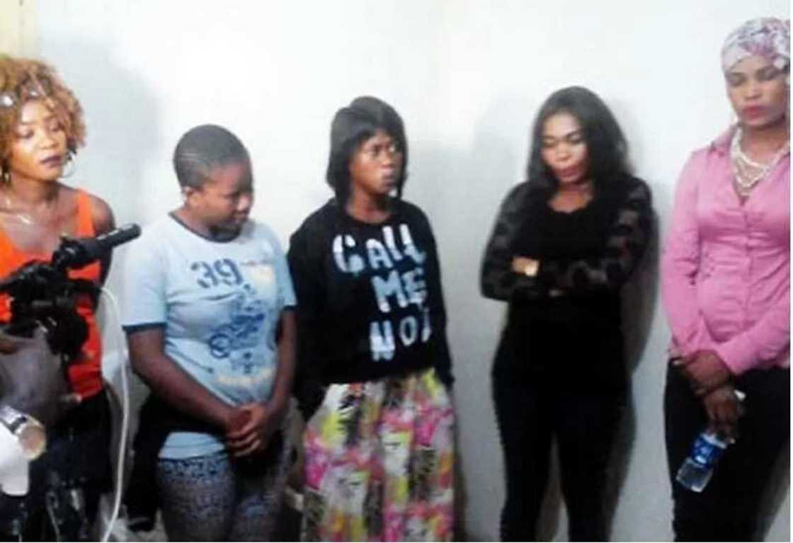 ‘Yan sanda sun yiwa wata mata mai gemu zigidir domin tabbatar da jinsin ta ‘Yan sanda sun yiwa wata mata mai gemu zigidir domin tabbatar da jinsin ta