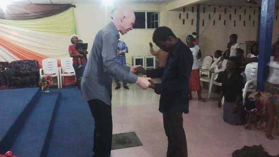 Pastor allegedly heals notorious mentally challenged man in Imo (Photos) Pastor allegedly heals notorious mentally challenged man in Imo (Photos)
