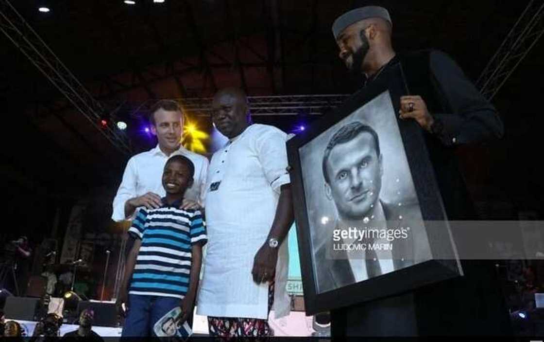 Hikima: Yadda wani fasihin Yaro ya burge shugaban kasar Faransa da sana’arsa (Hotuna) Hikima: Yadda wani fasihin Yaro ya burge shugaban kasar Faransa da sana’arsa (Hotuna)