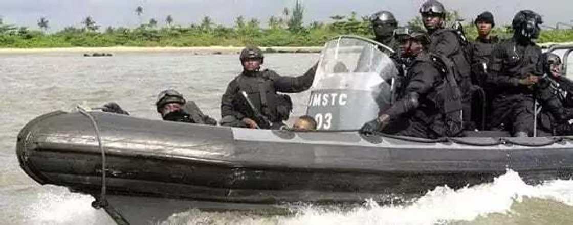 Hukumar Navy ta karbe buhunan shinkafa 642 daga hannun masu shigowa da ita ta barauniyar hanya Hukumar Navy ta karbe buhunan shinkafa 642 daga hannun masu shigowa da ita ta barauniyar hanya