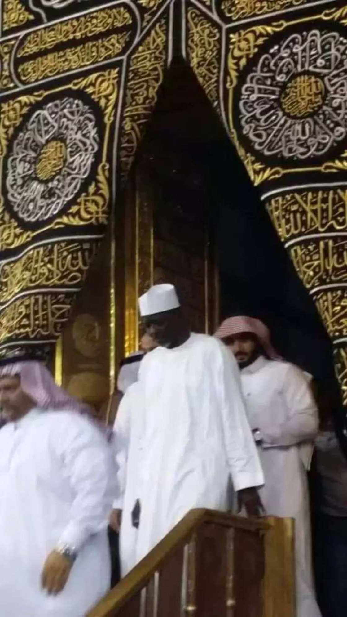 Bafarawa ya shiga dakin Ka'aba (Hotuna) Bafarawa ya shiga dakin Ka'aba (Hotuna)