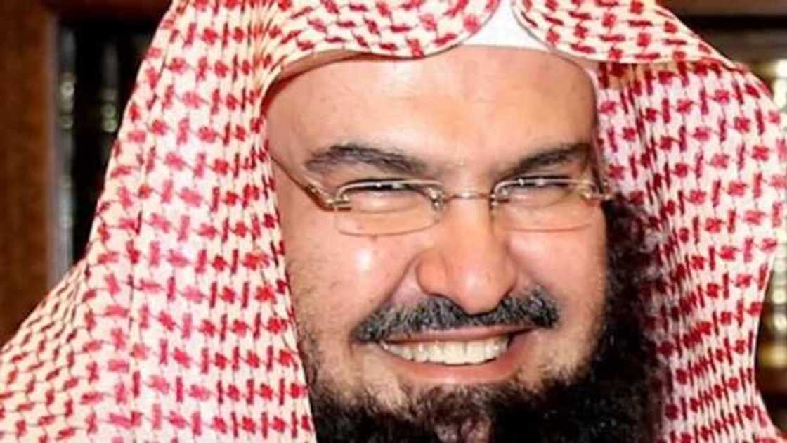 Bin Salman ya wasa wuka don yakar Shuraim daya da cikin limaman Kaaba Bin Salman ya wasa wuka don yakar Shuraim daya da cikin limaman Kaaba