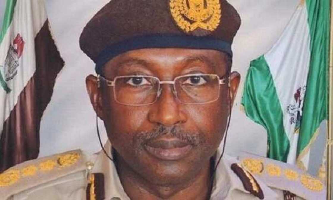 NIS ta gargadi wanda ba 'yan kasa ba su nisanta kansu da zaben Najeriya NIS ta gargadi wanda ba 'yan kasa ba su nisanta kansu da zaben Najeriya