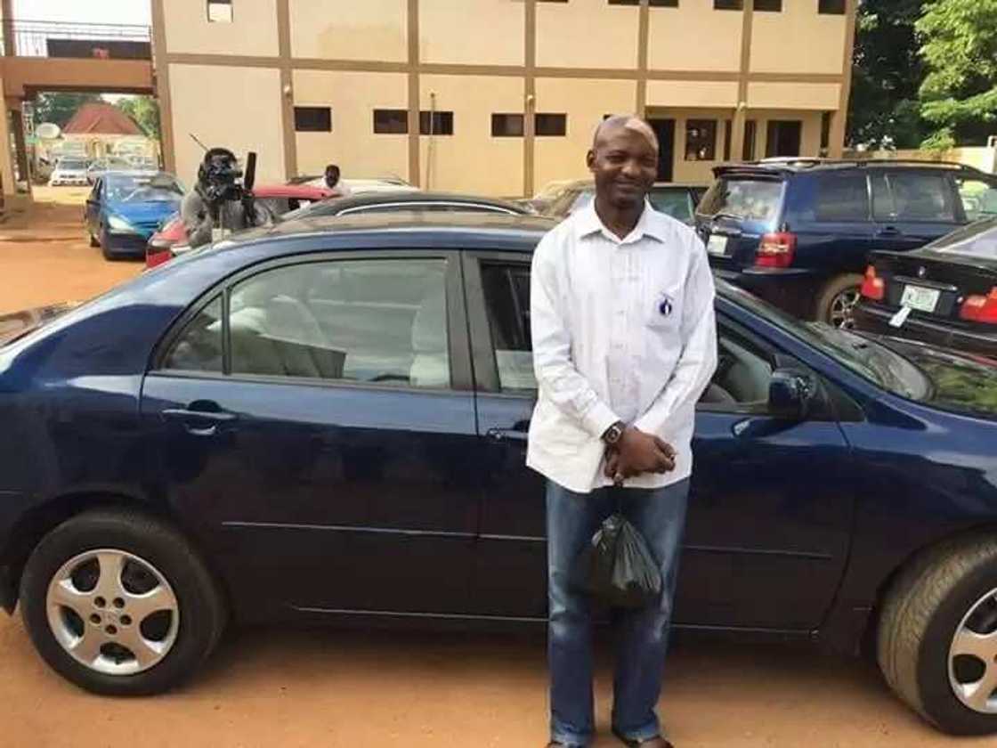 Gobarar Titi a Jos: Ɗan jaridar da aka rotsa ma kai a Kaduna ya samu gwaggwaɓar kyauta daga Shehu Sani Gobarar Titi a Jos: Ɗan jaridar da aka rotsa ma kai a Kaduna ya samu gwaggwaɓar kyauta daga Shehu Sani