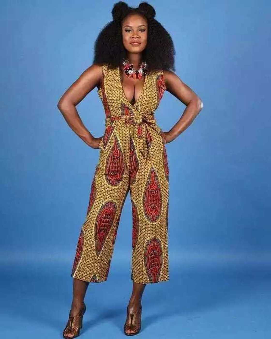 kalli adon gashi iri-iri da ake sanya atamfa dashi da yake mace kalli adon gashi iri-iri da ake sanya atamfa dashi da yake mace