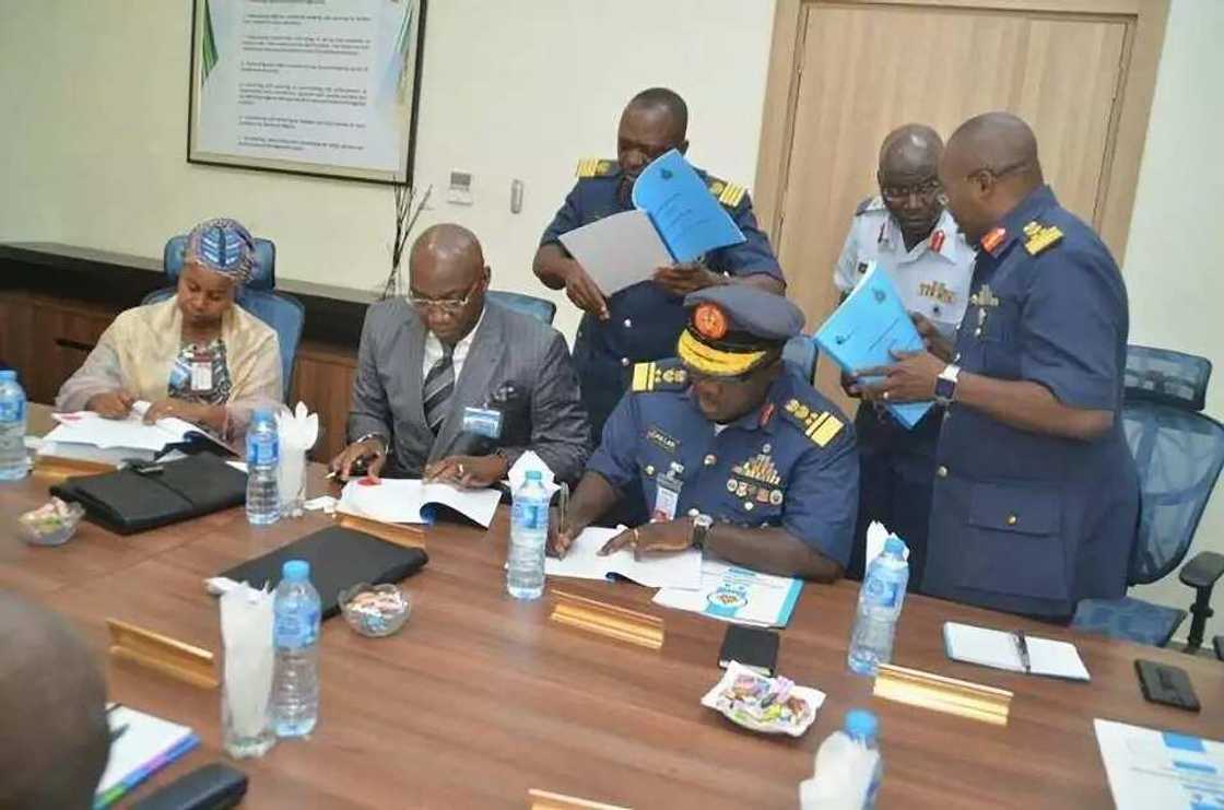 Rundunar sojin sama ta kulla wata yarjejeniya da kamfanin kera kayayyaki na Najeriya (hotuna) Rundunar sojin sama ta kulla wata yarjejeniya da kamfanin kera kayayyaki na Najeriya (hotuna)