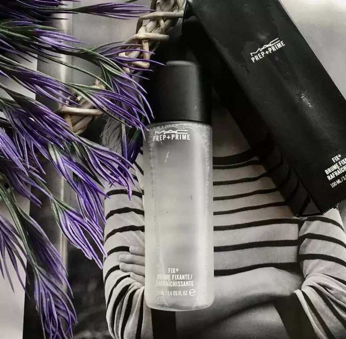 Finish the makeup by spraying fixator on the face Finish the makeup by spraying fixator on the face