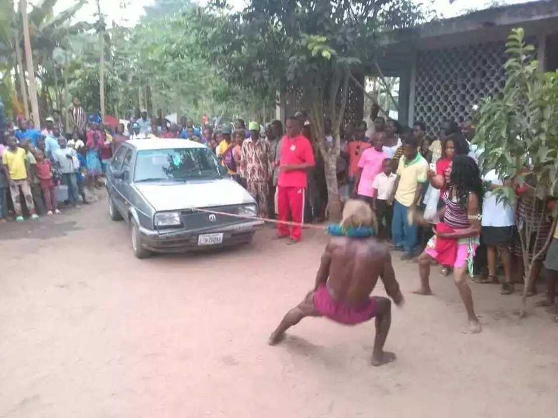 Labarin wani Tsoho dan shekara 77 mai jan mota da wuya Labarin wani Tsoho dan shekara 77 mai jan mota da wuya