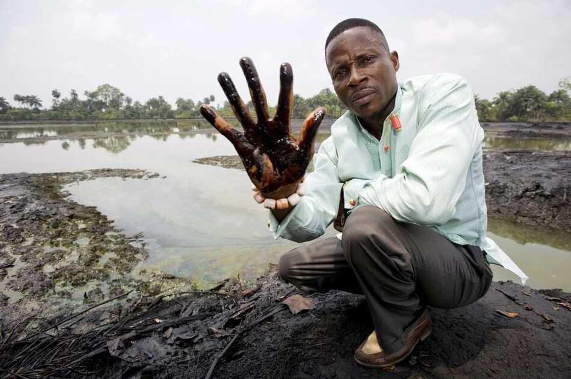 Eric-Dooh-at-home-in-goi-village-showing-oil-pollution-Marten van Dijl-Milieudefensie.jpg (fullscreen) Eric-Dooh-at-home-in-goi-village-showing-oil-pollution-Marten van Dijl-Milieudefensie.jpg (fullscreen)