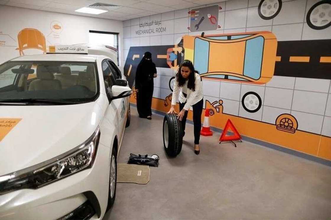 Kalli hotunan yadda ake koya wa mata tukin mota a Saudiyya Kalli hotunan yadda ake koya wa mata tukin mota a Saudiyya