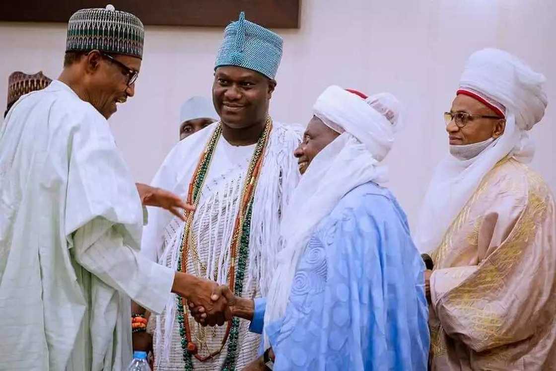 Hotuna: Shugaba Buhari ya sha ruwa da manyan Malamai da sarakuna Hotuna: Shugaba Buhari ya sha ruwa da manyan Malamai da sarakuna
