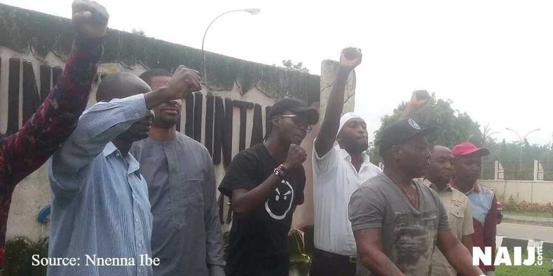 The protesters said they will be marching to the Presidential Villa to make their demand a on the fight against corruption known. Photo credit: Nnenna Ibe The protesters said they will be marching to the Presidential Villa to make their demand a on the fight against corruption known. Photo credit: Nnenna Ibe