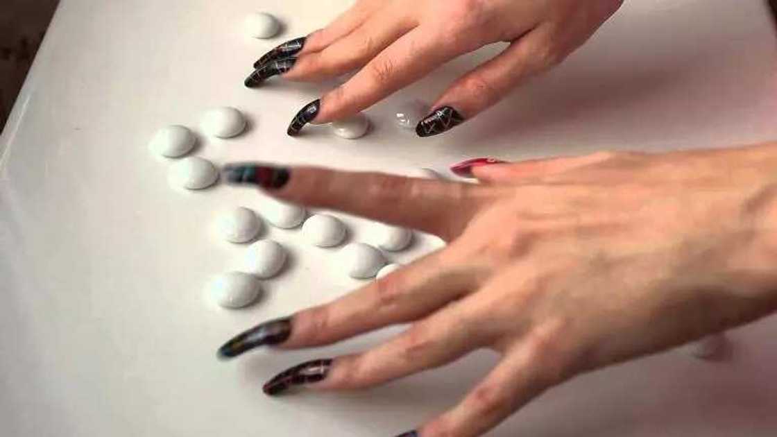 9 things every woman with long nails will understand 9 things every woman with long nails will understand