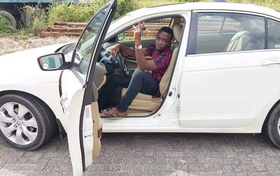Linda ikeji brother in a car Linda ikeji brother in a car