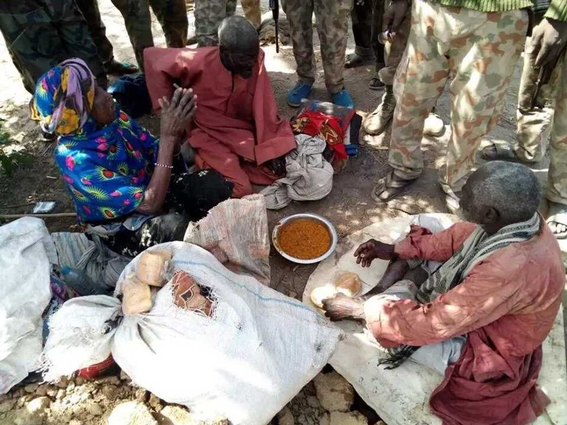 Hotunan mutane da makaman da Sojoji suka kwato daga hannun kungiyar Boko Haram