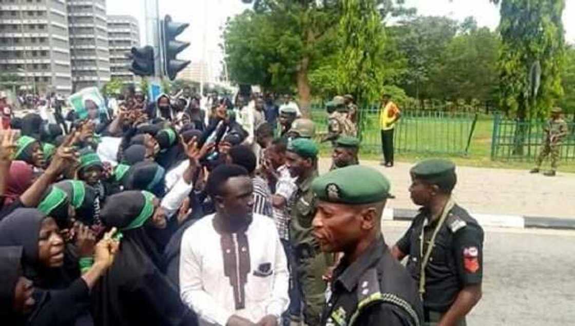 An umarci rundunar 'yan sanda ta biya mambobin kungiyar Shi'a diyyar N15m An umarci rundunar 'yan sanda ta biya mambobin kungiyar Shi'a diyyar N15m