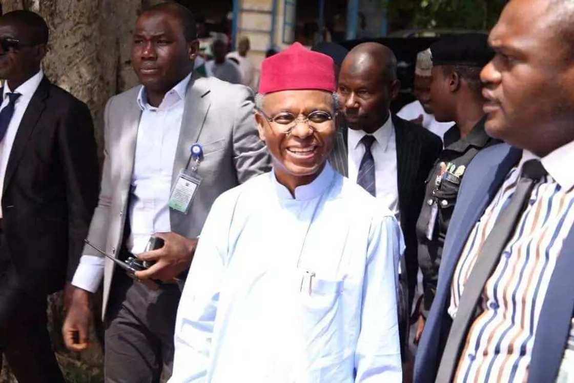 Labari cikin hotuna: Gwamna Nasir El-Rufa'i ya yi wa daliban wata makaranta bajinta Labari cikin hotuna: Gwamna Nasir El-Rufa'i ya yi wa daliban wata makaranta bajinta