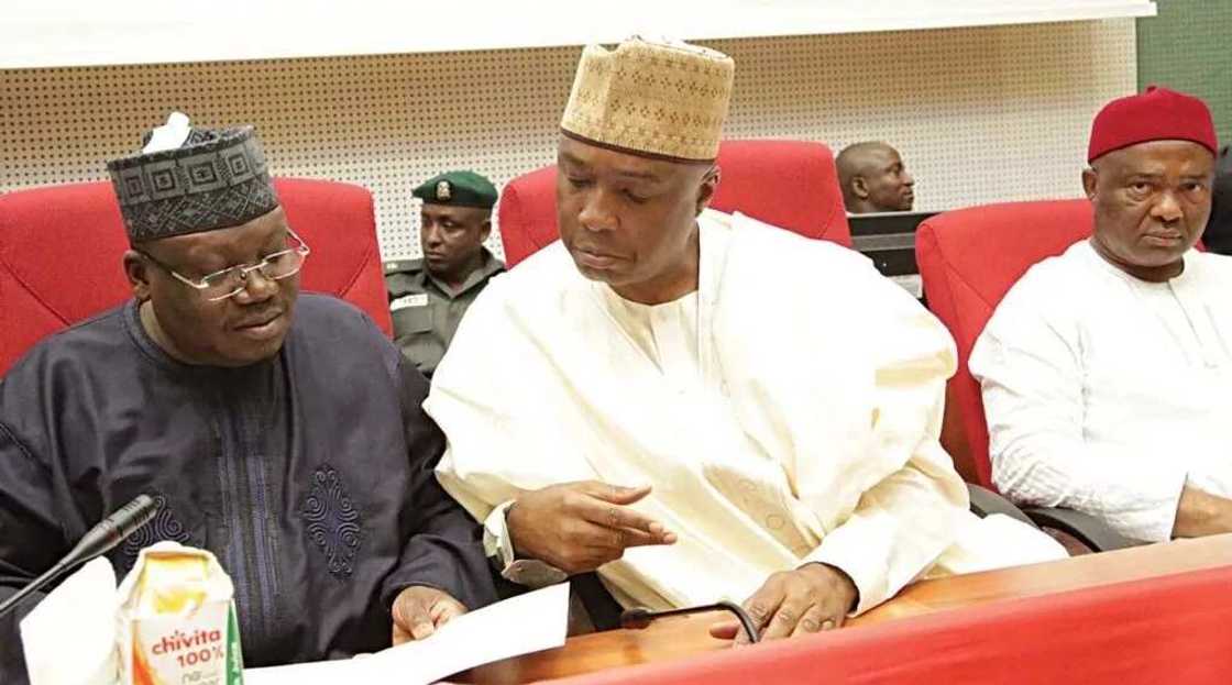 Za mu tsige Saraki idan majalisar dokoki ta dawo – Shugaban masu rinjaye a majalisa ya sha alwashi Za mu tsige Saraki idan majalisar dokoki ta dawo – Shugaban masu rinjaye a majalisa ya sha alwashi