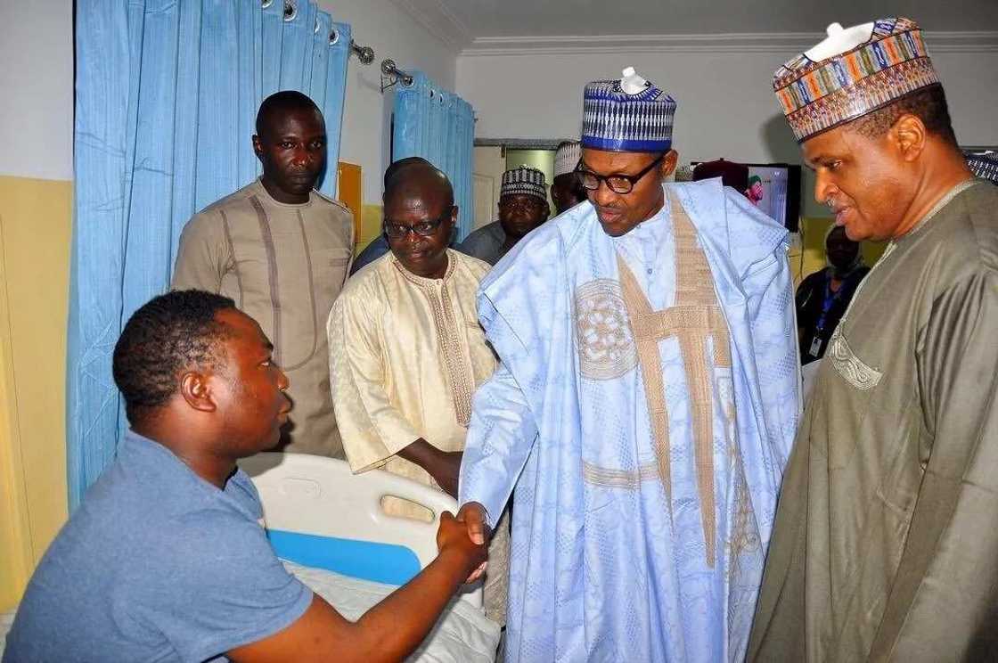 Shugaba Buhari ya ziyarci matukan jirgin sojin saman Najeriya da suka ji rauni a asibiti Shugaba Buhari ya ziyarci matukan jirgin sojin saman Najeriya da suka ji rauni a asibiti