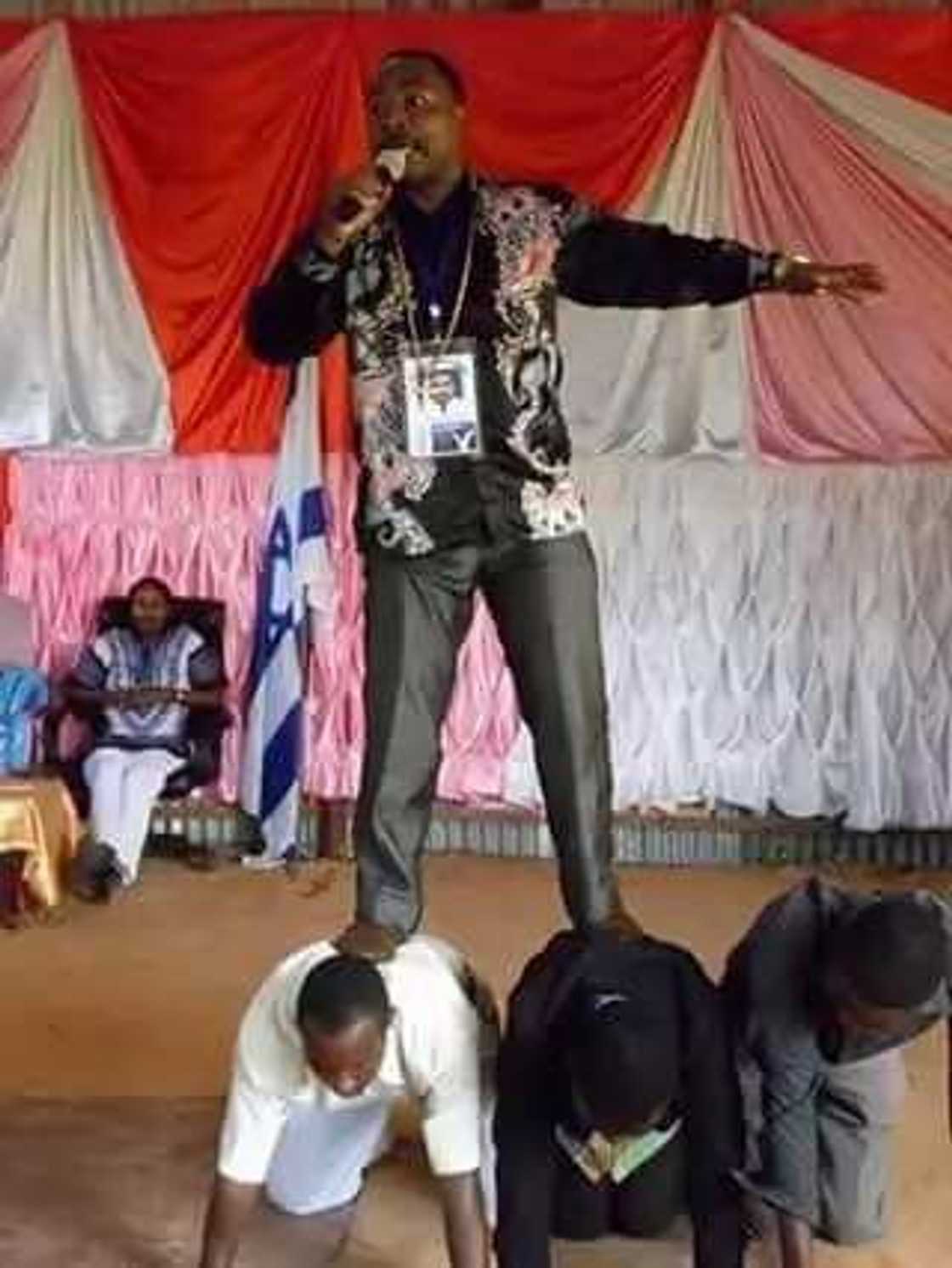 Meet pastor whose legs do not touch ground while ministering Meet pastor whose legs do not touch ground while ministering
