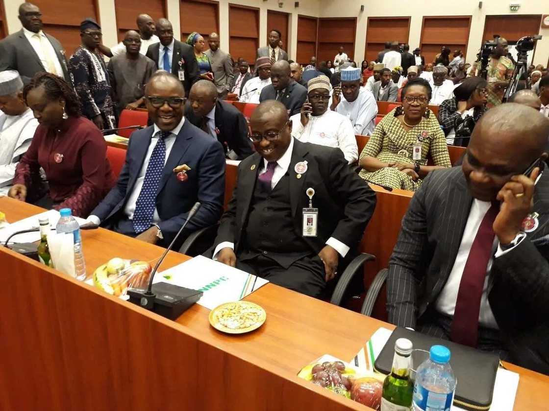 Wahalar fetir: Labari da hotunan yadda ta kasance tsakanin Baru da 'yan majalisa Wahalar fetir: Labari da hotunan yadda ta kasance tsakanin Baru da 'yan majalisa