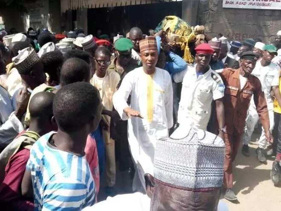 Yayin rakiyar gawar mahaifin Buratai zuwa makwancin ta Yayin rakiyar gawar mahaifin Buratai zuwa makwancin ta