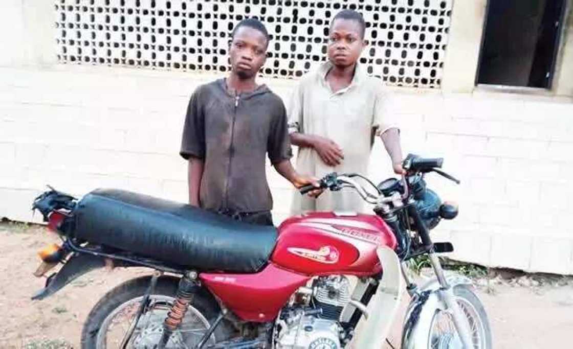 Son zuciya bacin zuciya: Yansanda sun yi caraf da barayin babur 2, daya ya mutu a gudun tsira Son zuciya bacin zuciya: Yansanda sun yi caraf da barayin babur 2, daya ya mutu a gudun tsira