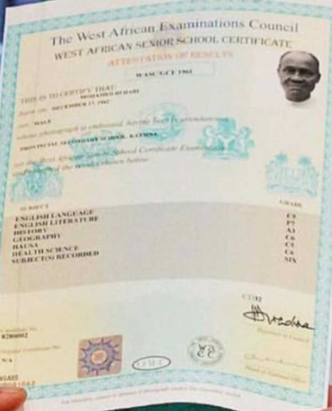 An sake gano wasu matsalolin daga satifiket din makarantar Buhari An sake gano wasu matsalolin daga satifiket din makarantar Buhari