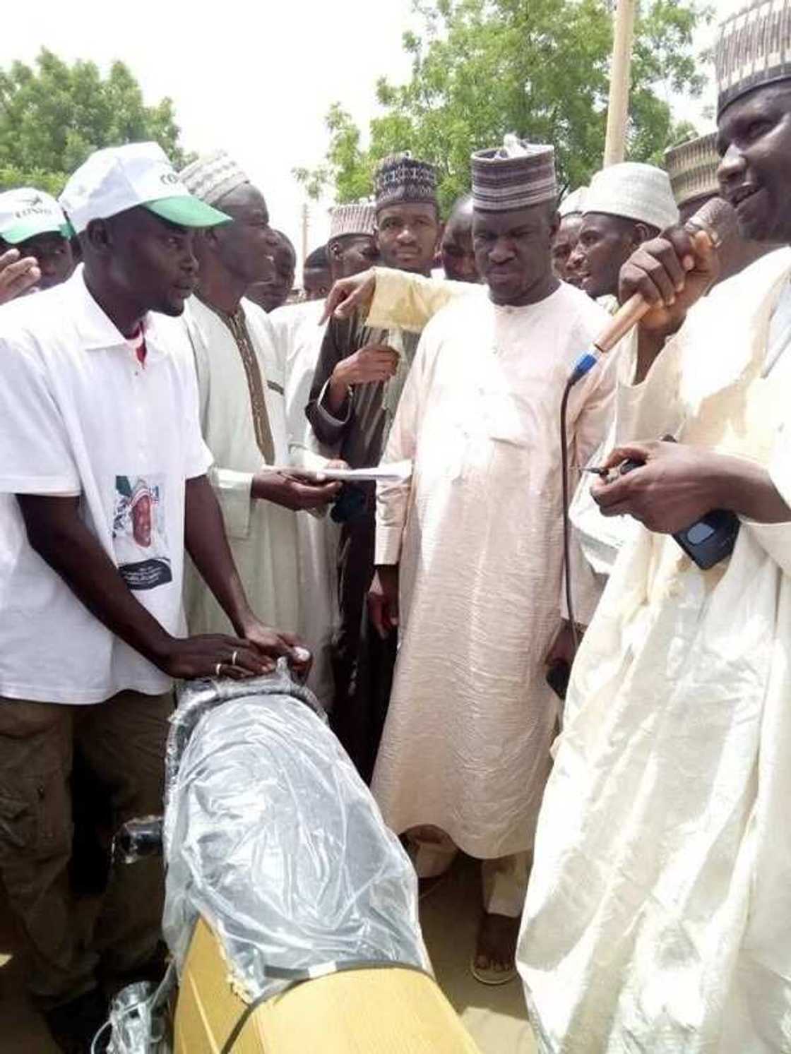 Wani babban hamshakin dan kasuwa ya bada tallafi sama da naira milyan 10 ga matasa a jihar Jigawa (Hotuna) Wani babban hamshakin dan kasuwa ya bada tallafi sama da naira milyan 10 ga matasa a jihar Jigawa (Hotuna)